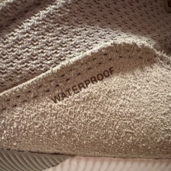 Waterproof Sorel Sneakers size 9.5. Barely worn and very chic! - Picture 4 of 7